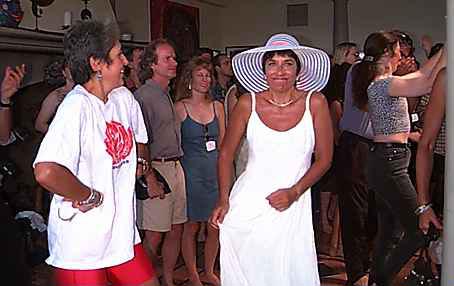Photo of Joan Baez and Mimia Fari�ia